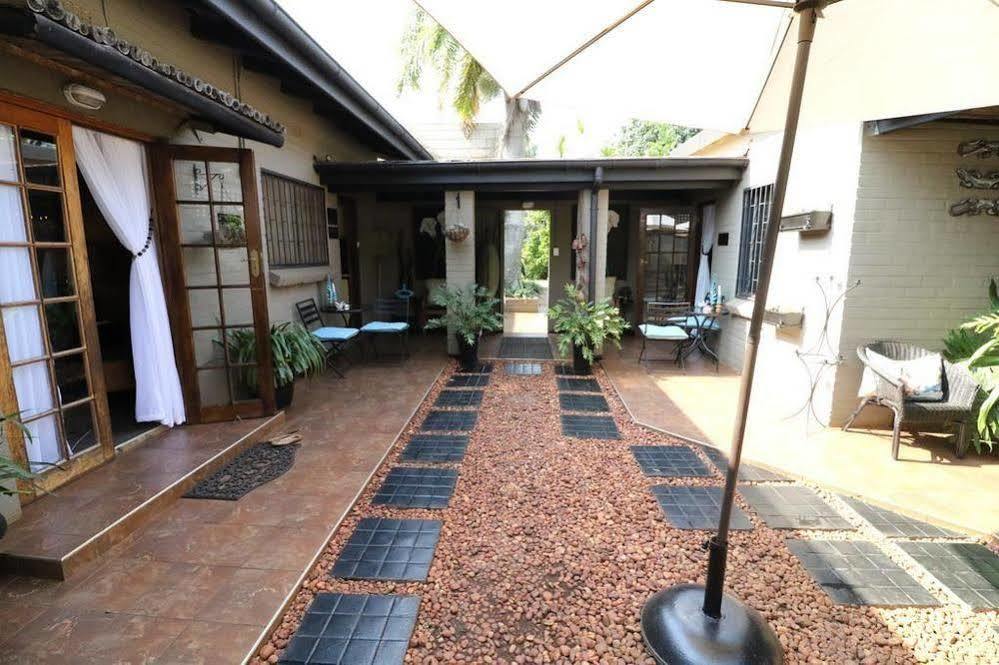 Ama Zulu Guesthouse & Safaris ฮลูฮลูเว ภายนอก รูปภาพ